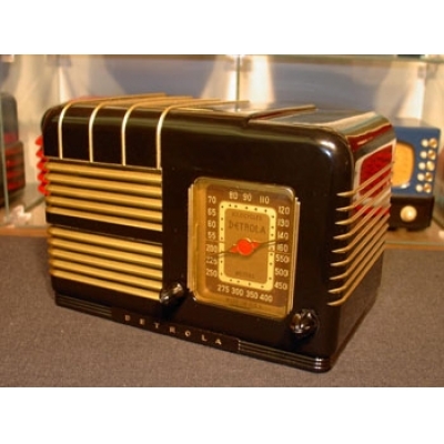 Detrola 340 (1940) Bakelite Radio - 